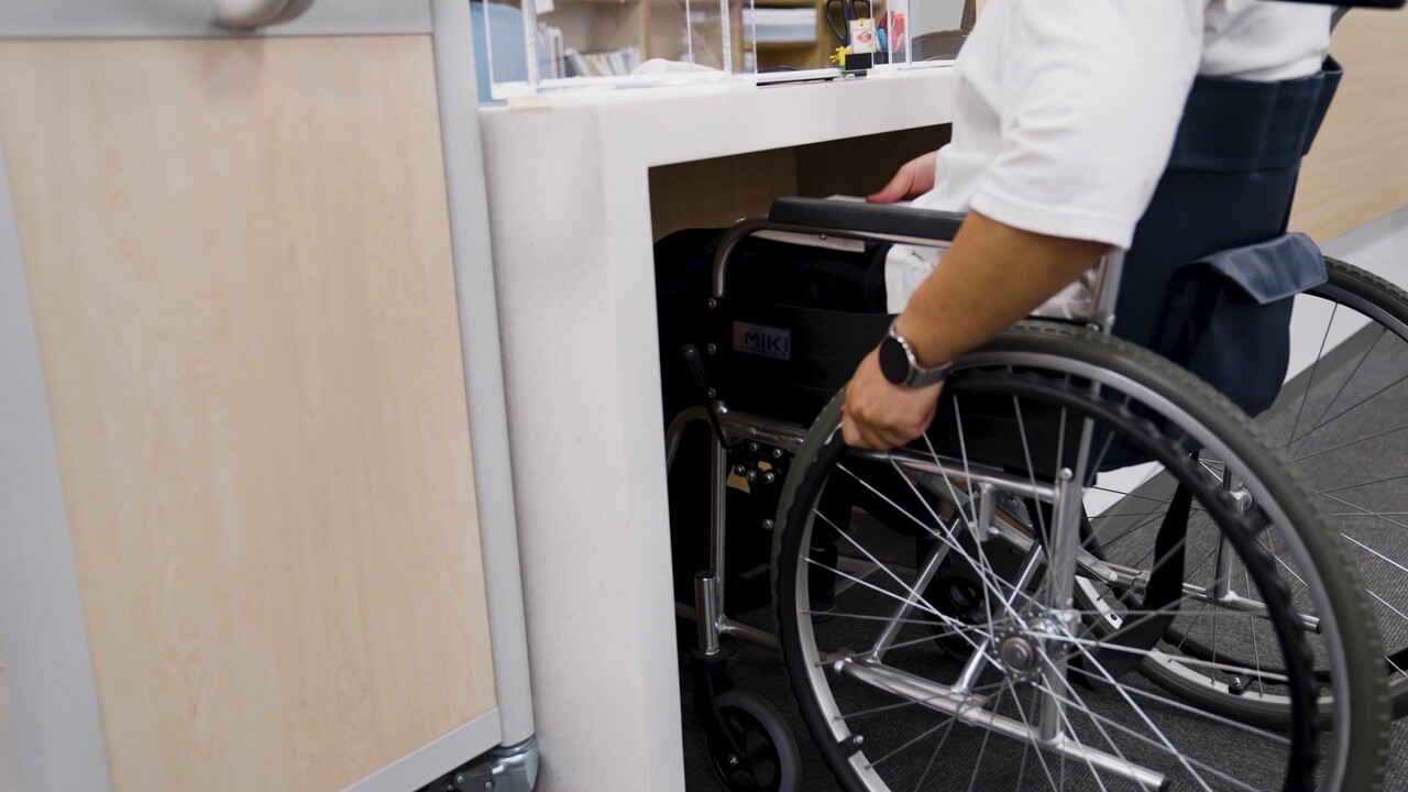 휠체어 장애인이 도서 대여할 때 다리가 탁자에 부딪히지 않도록 여유 공간을 마련했다.