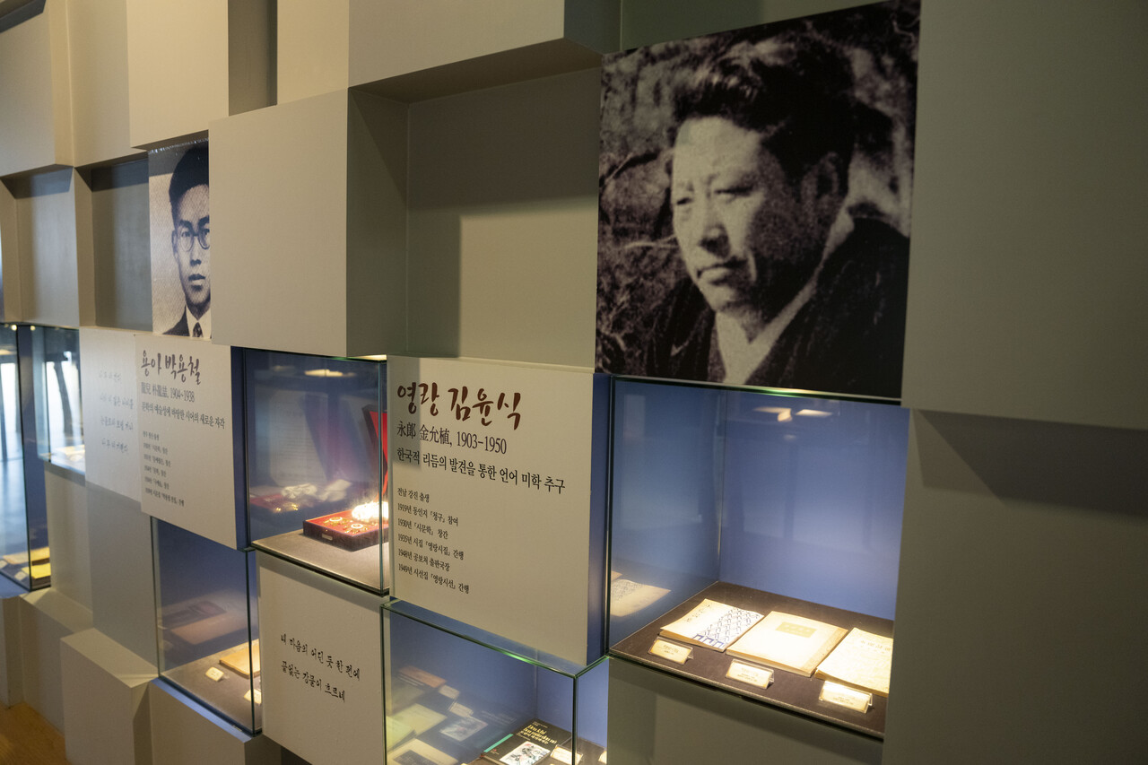 시문학파기념관에 전시된 김영랑. (사진: 정민구 기자)