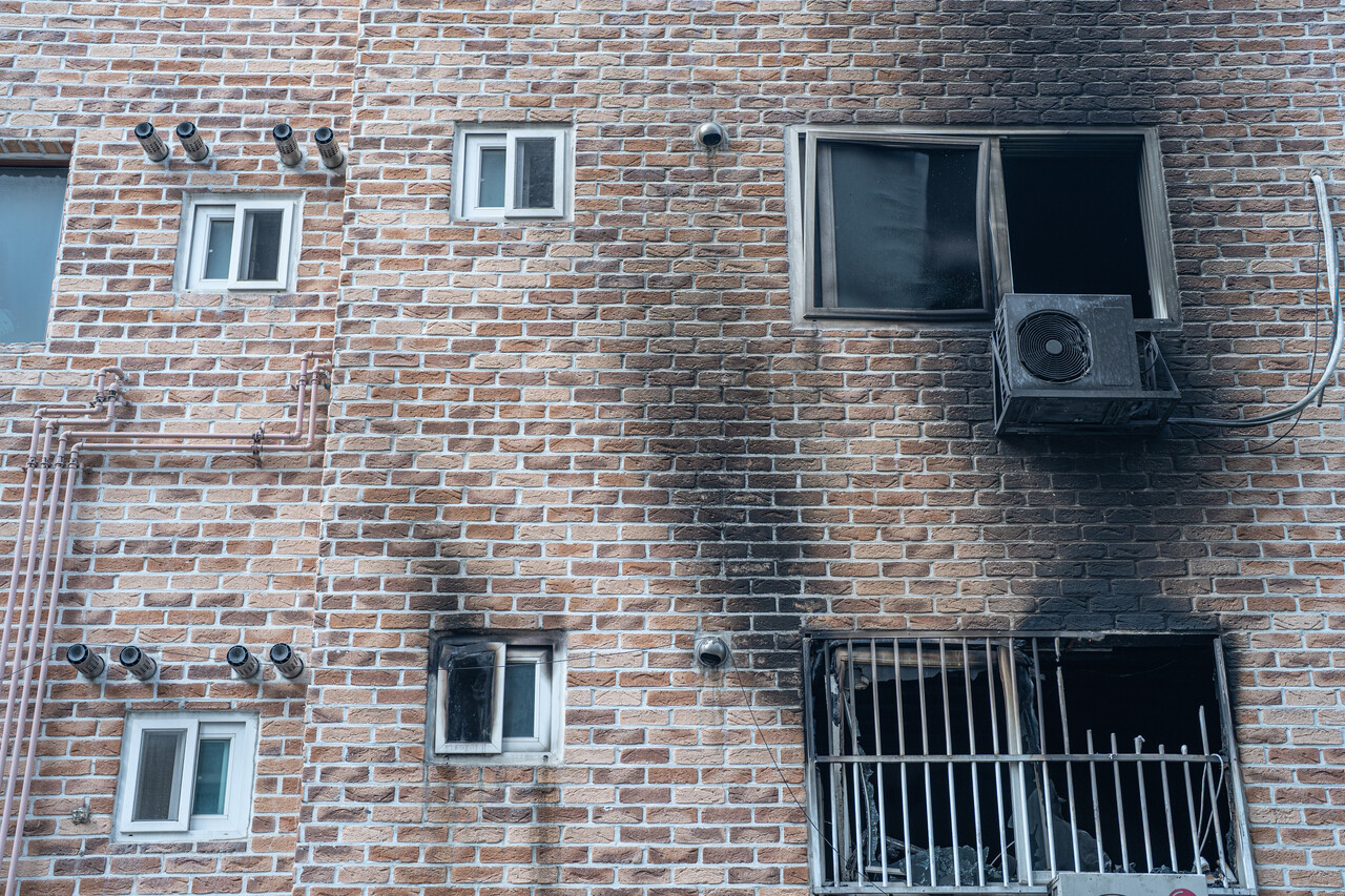 화재로 그을린 빌라 벽과 창문의 모습 (사진 : 김연웅 기자)