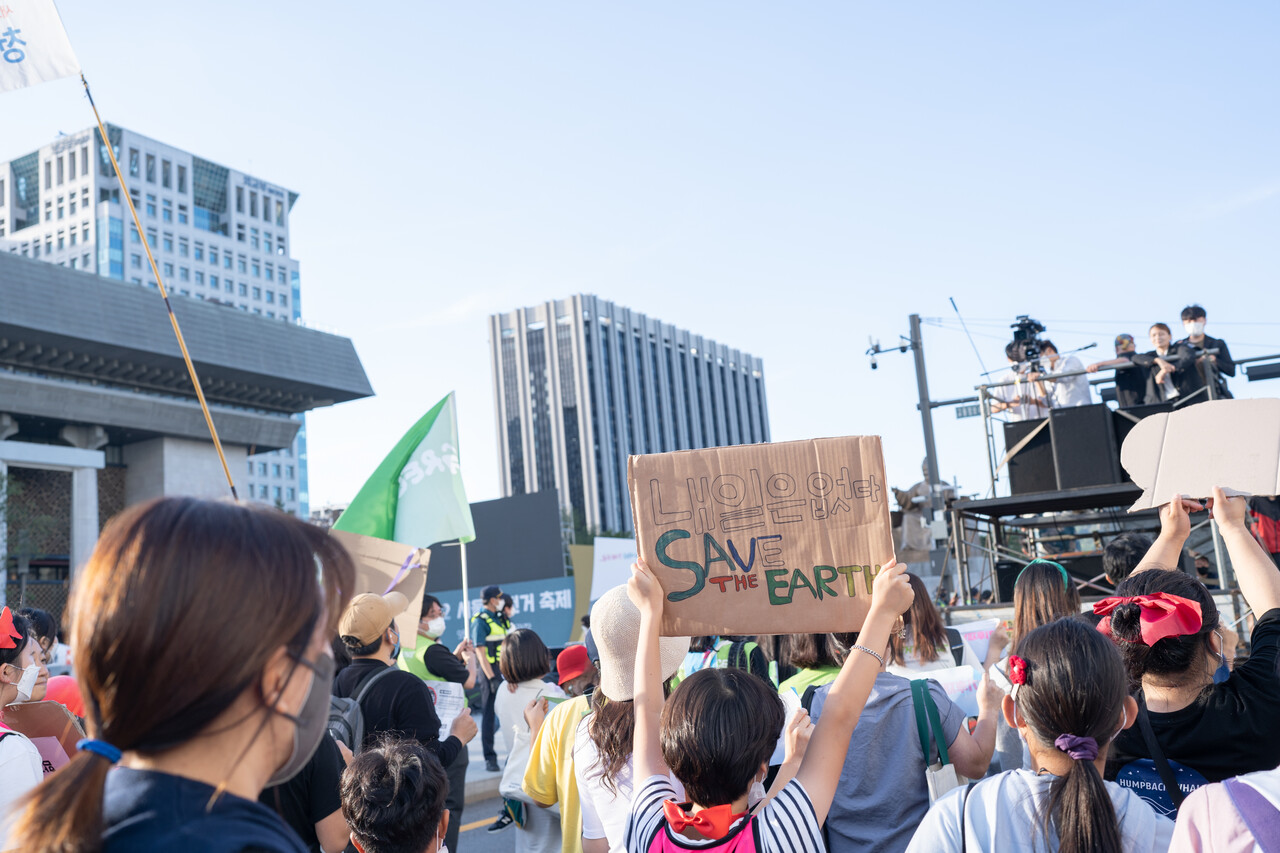 행진에 참여한 청소년 시민이 “내일은 없다 SAVE THE EARTH”라고 적힌 피켓을 들고 구호를 외치는 모습 (사진 : 김연웅 기자)