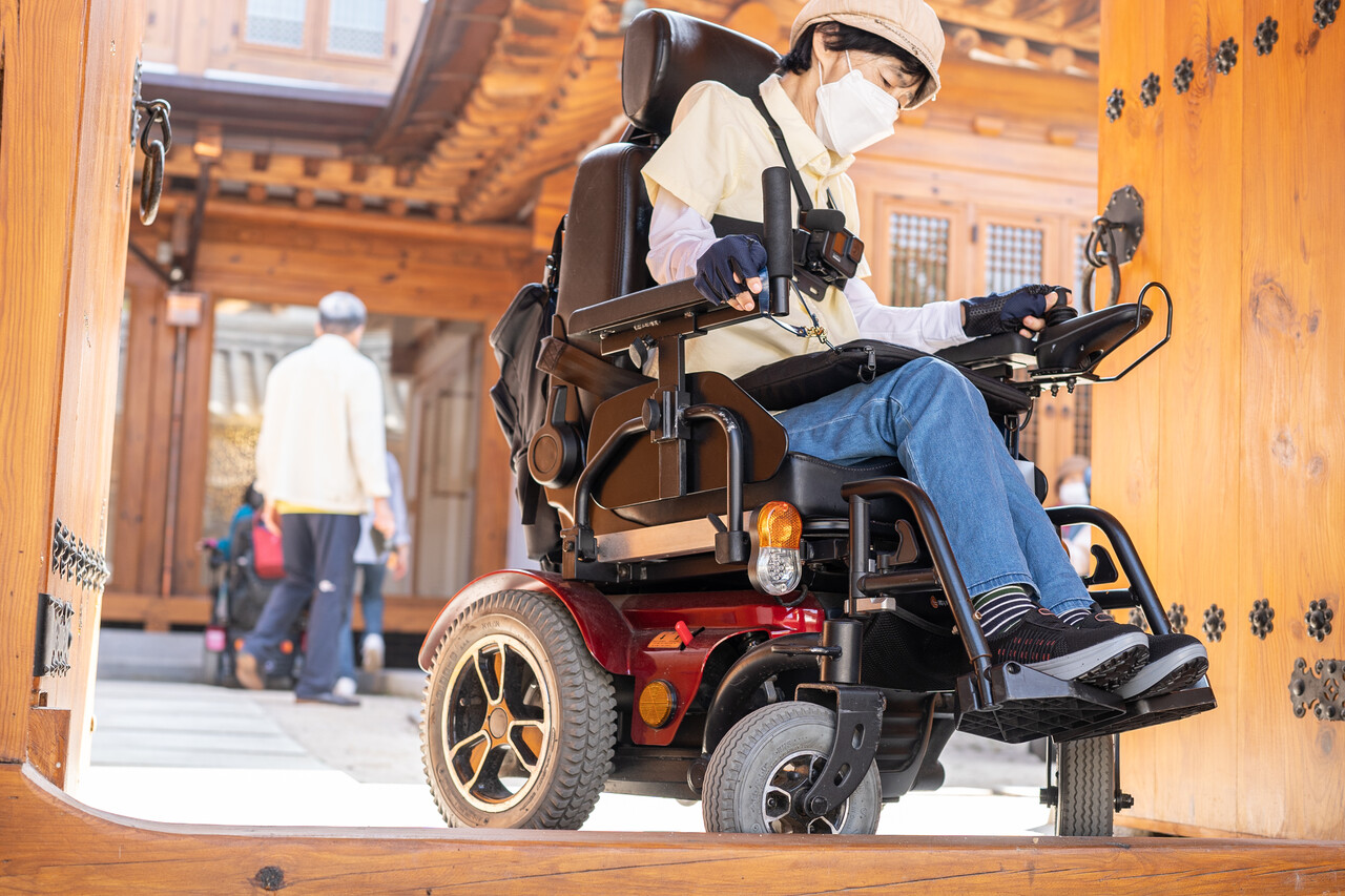휠체어가 지나갈 수 없는 턱 앞에서 휠체어를 돌리는 모습 (사진 : 김연웅 기자)