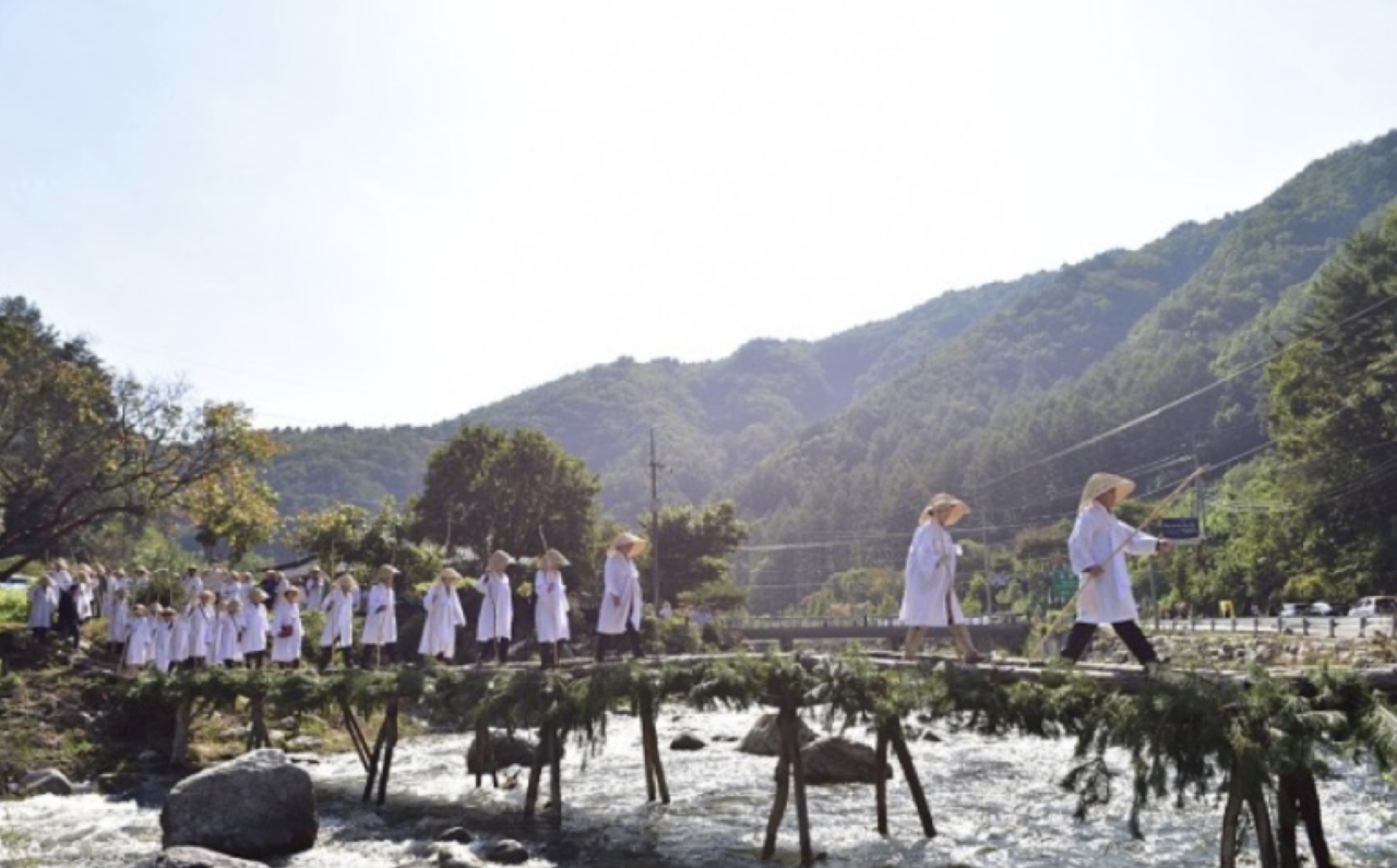 김삿갓문화제에서는 삿갓을 쓰고 걷는 행사를 개최한다 (사진제공 : 영월문화재단)