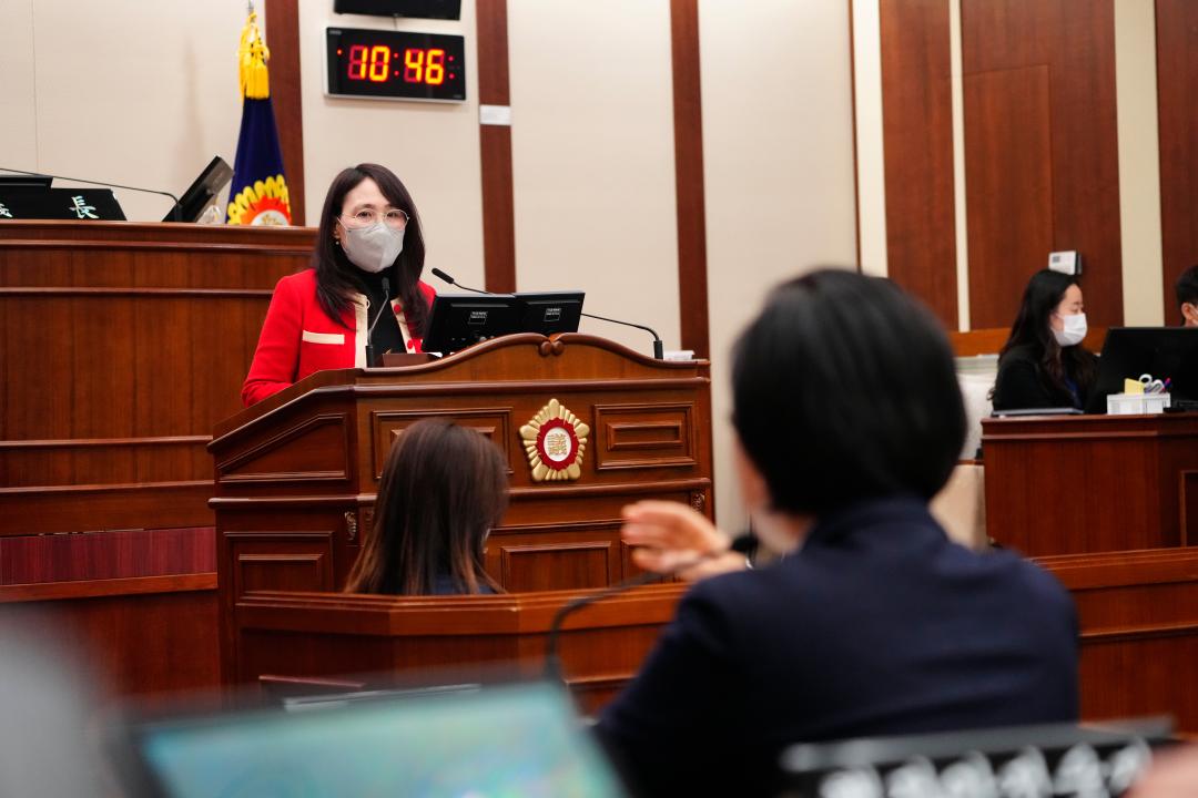 박세은 의원이 김미경 구청장에게 보충질의를 하고 있는 모습
