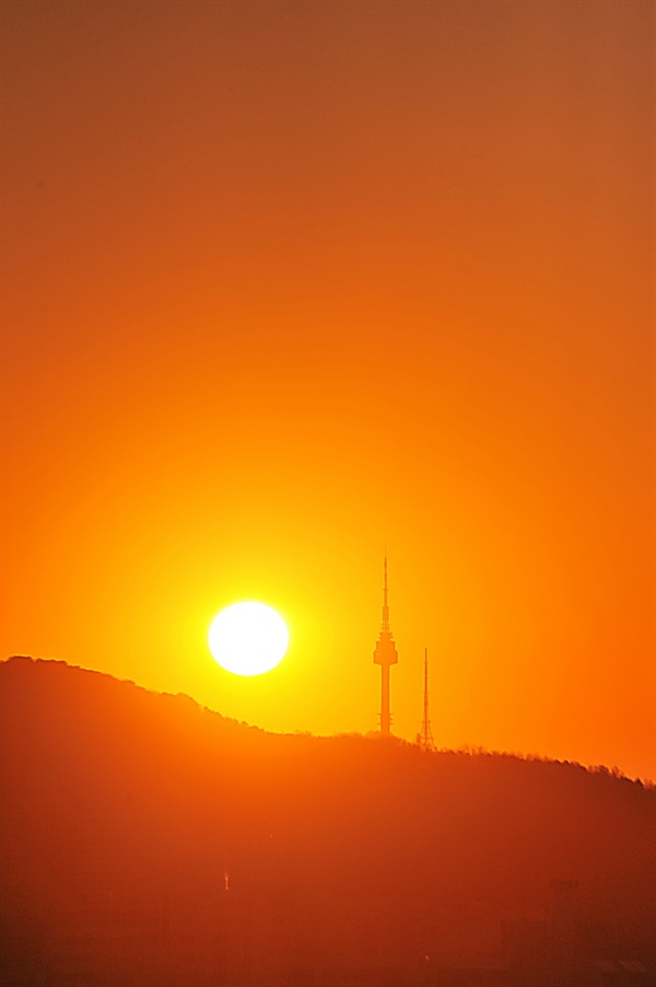 ▲ 남산타워 옆으로 태양이 힘차게 솟아 오르고 있다. 07:50 ⓒ 이홍로