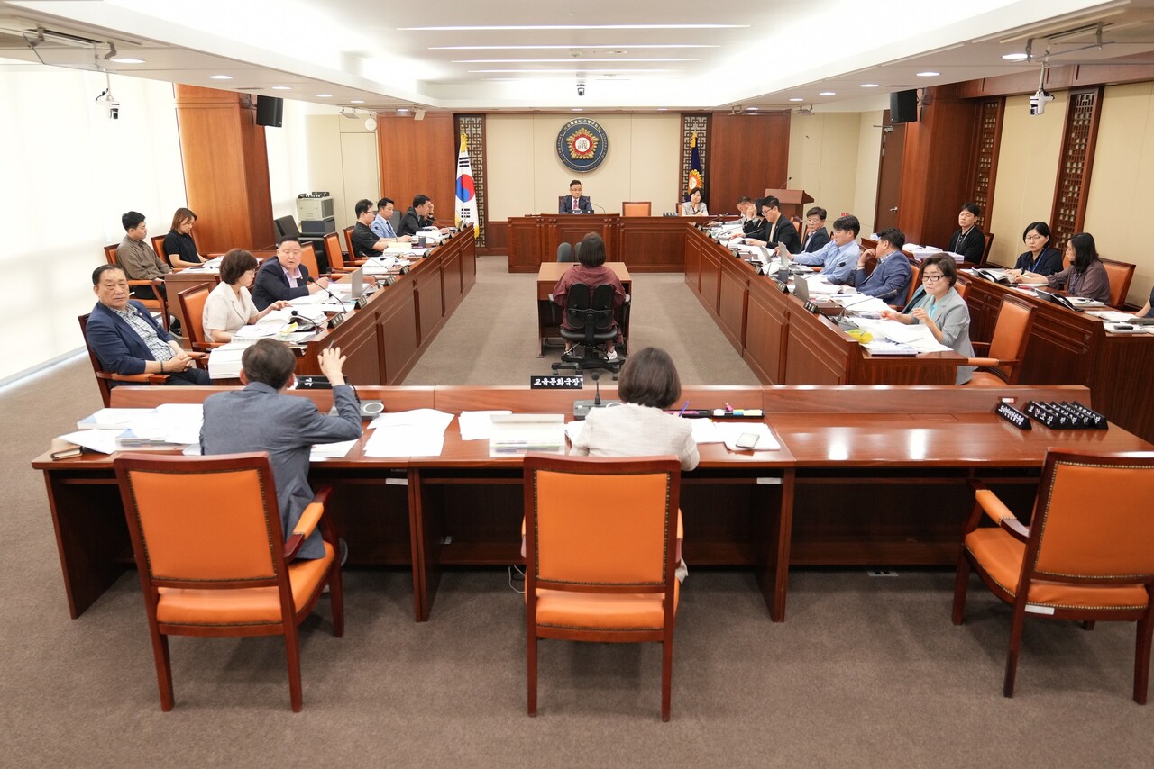 은평구의회 예산결산특별위원회에는 의장을 제외한 18명의 구의원이 모두 참여하고 있다.