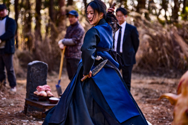 영화 '파묘'에서 김고은 배우가 무녀로 분해서 굿을 하는 모습 (사진 쇼박스)